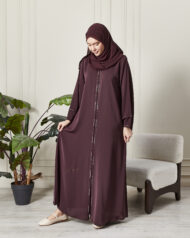 Leyali Dubai | Zarif Şerit Detaylı Mürdüm İpek Abaya - Görsel 4