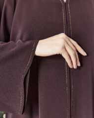 Leyali Dubai | Kristal Şerit İşlemeli V Yaka Mürdüm İpek Abaya - Görsel 3