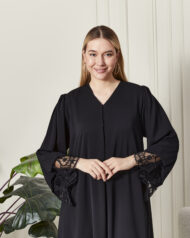 Leyali Dubai | Fransız Dantel ve Mikro Kristal Detaylı Siyah İpek Abaya - Görsel 2