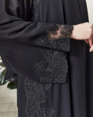 Leyali Dubai | Zarafetin Zirvesi Kristal İşlemeli Fransız Dantelli İpek Abaya - Görsel 3